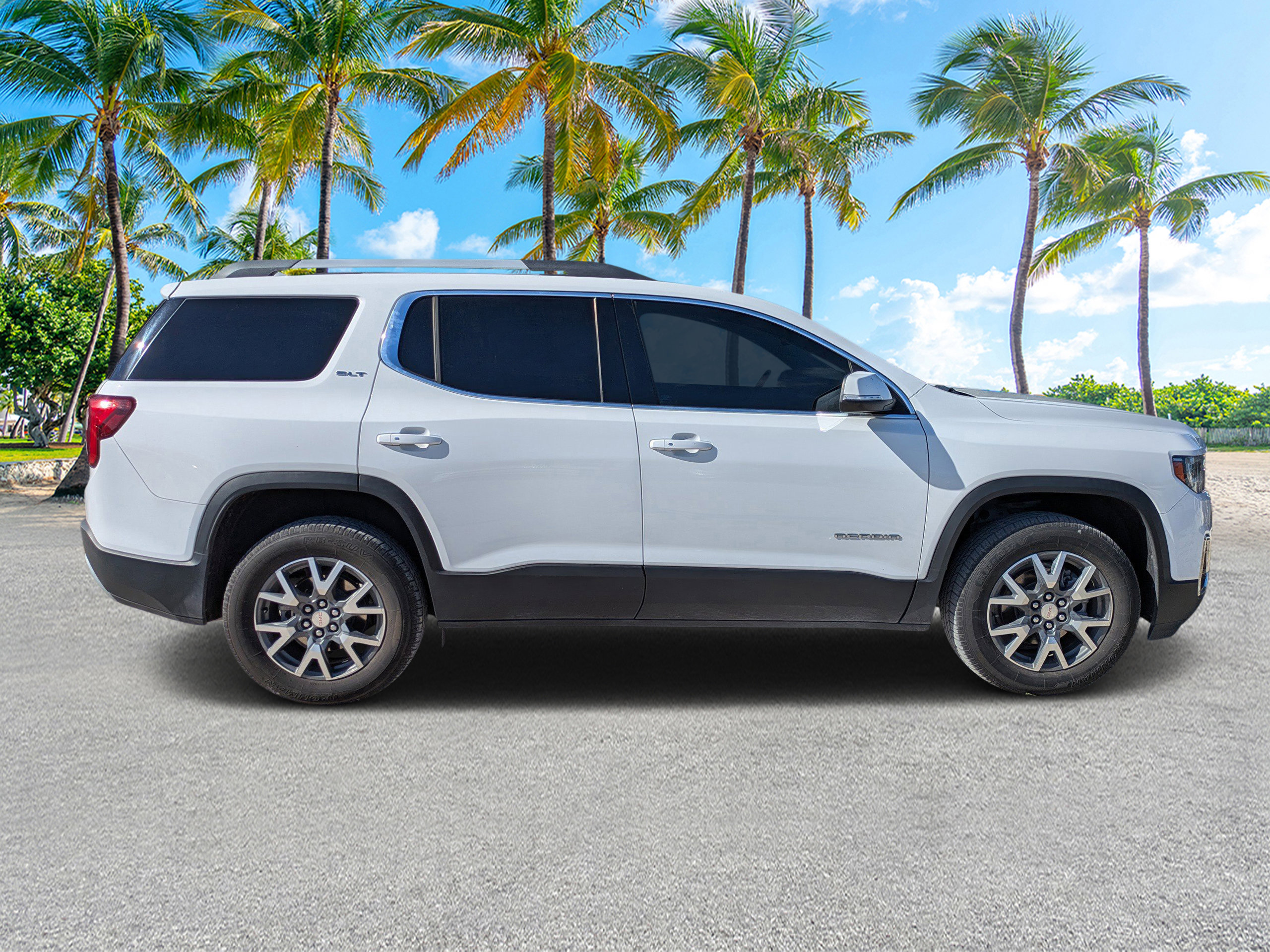 Used 2023 GMC Acadia SLT FWD image 3