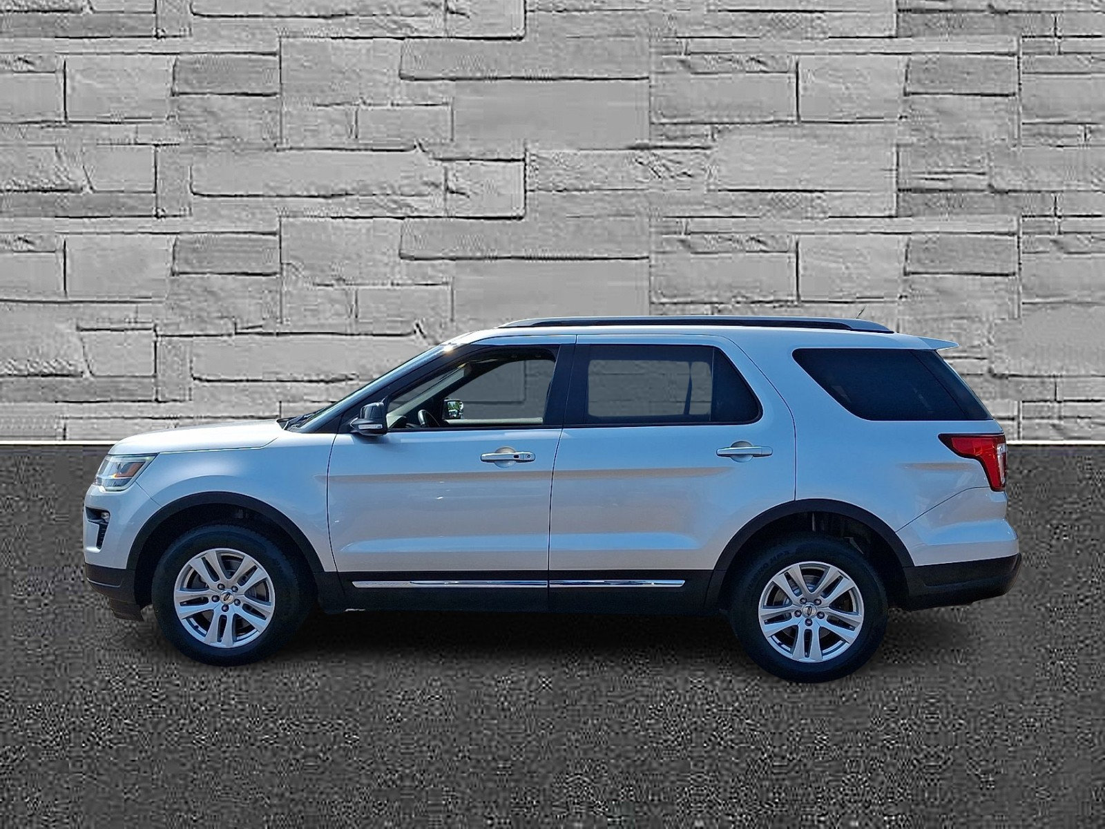 Certified 2018 Ford Explorer XLT w/ Equipment Group 202A AWD/4WD image 6