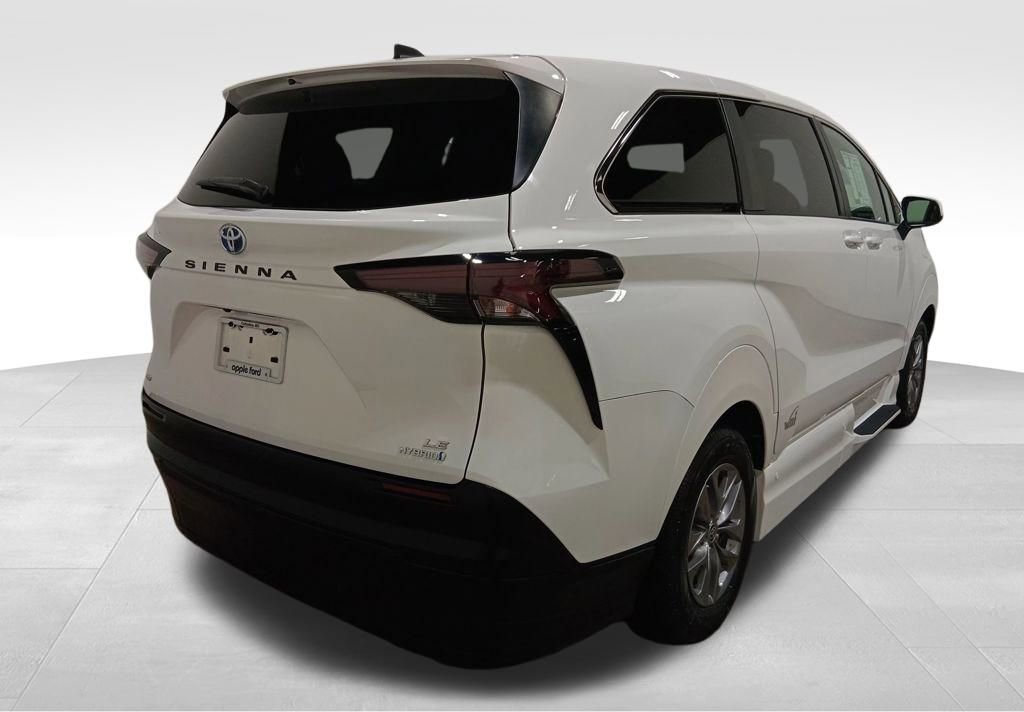 Used 2023 Toyota Sienna LE image 6