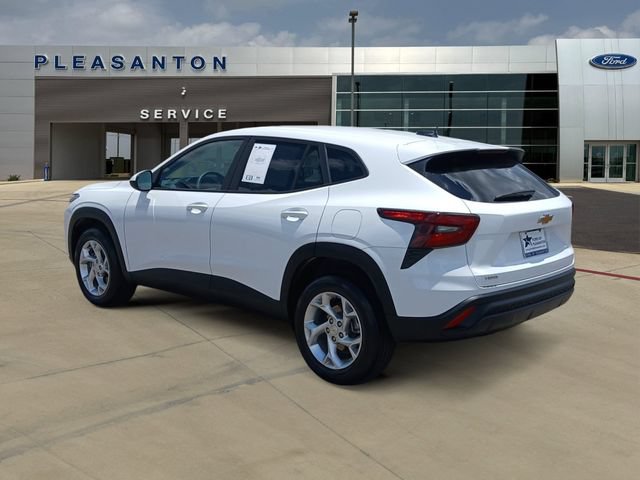 Used 2025 Chevrolet Trax LS w/ LS Convenience Package FWD image 3
