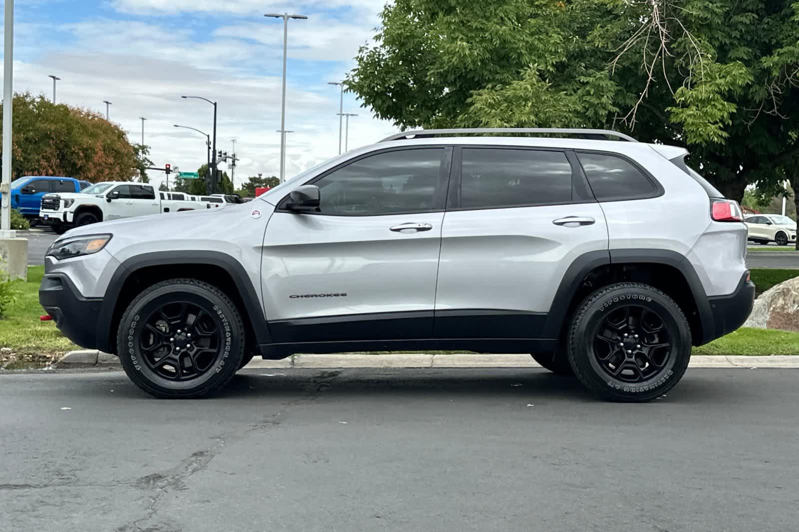 Used 2019 Jeep Cherokee Trailhawk AWD/4WD image 5