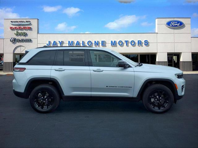 Used 2025 Jeep Grand Cherokee Altitude AWD/4WD image 1