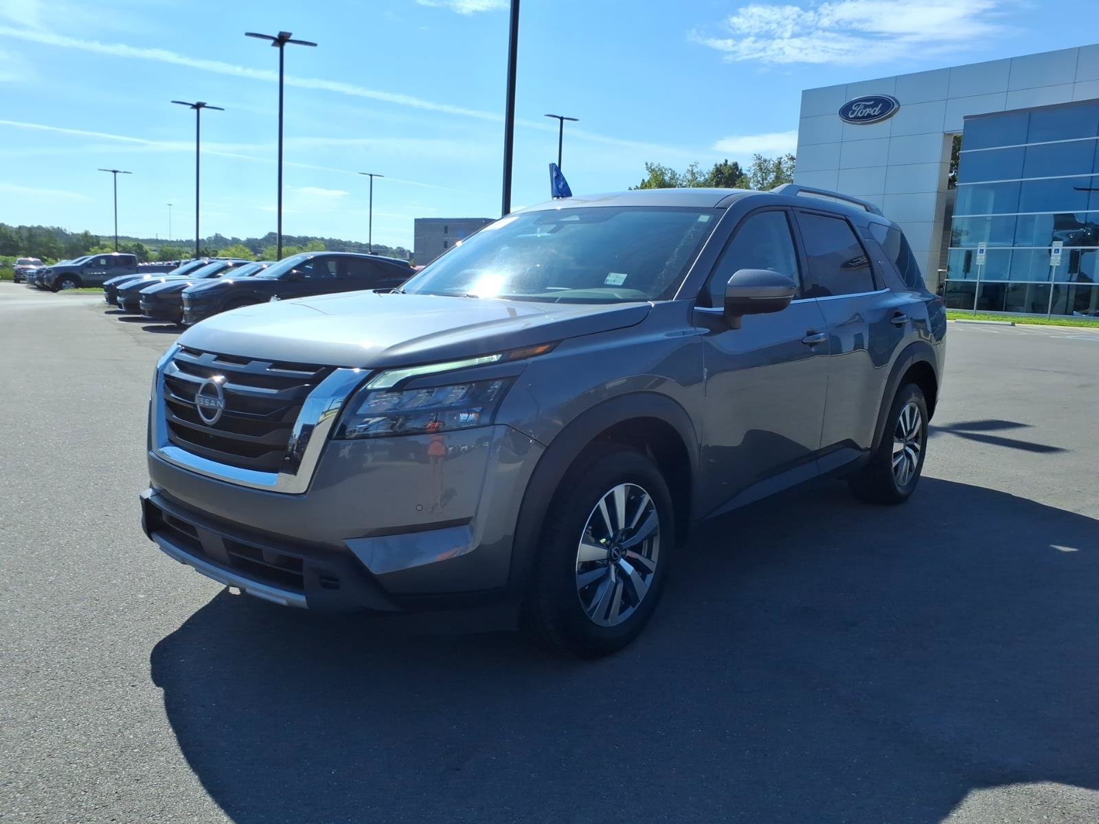 Used 2025 Nissan Pathfinder SL FWD image 7