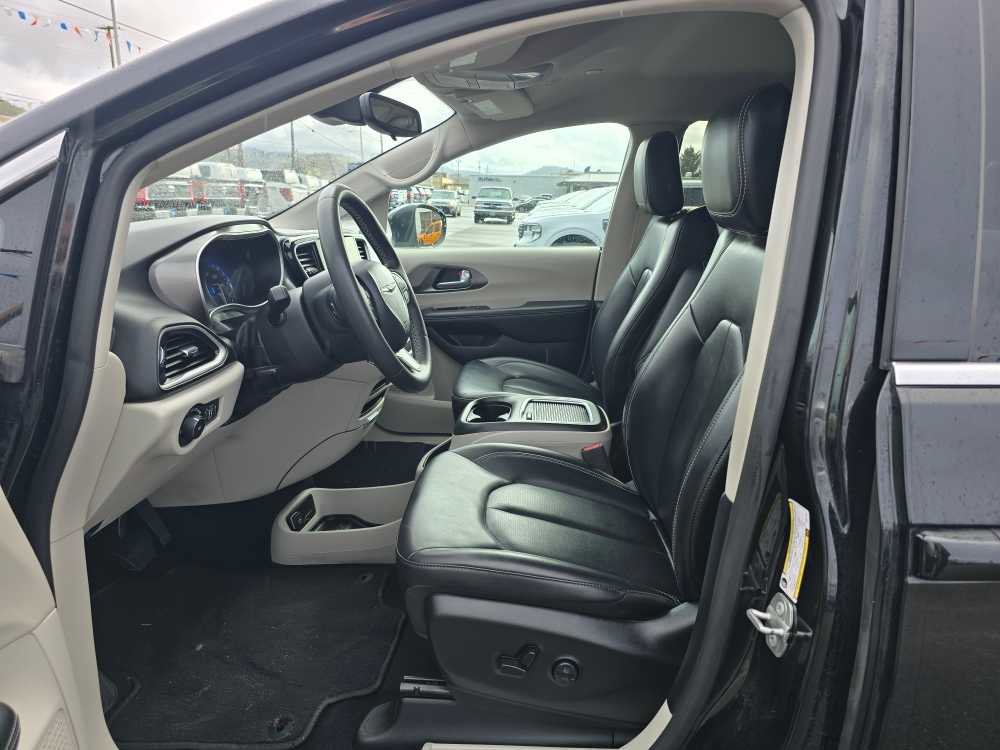Used 2023 Chrysler Pacifica Touring-L image 9