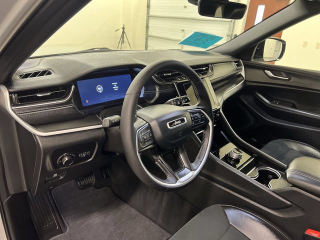 Used 2025 Jeep Grand Cherokee 4WD image 11