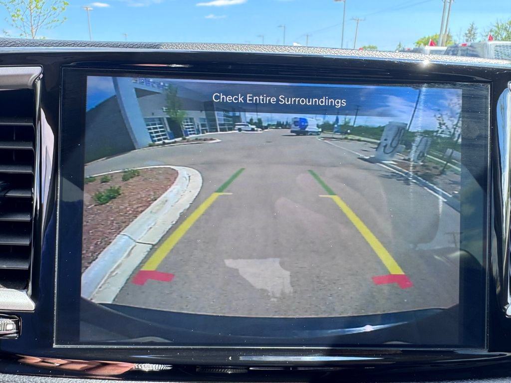 Used 2023 Chrysler Pacifica Touring-L FWD image 12