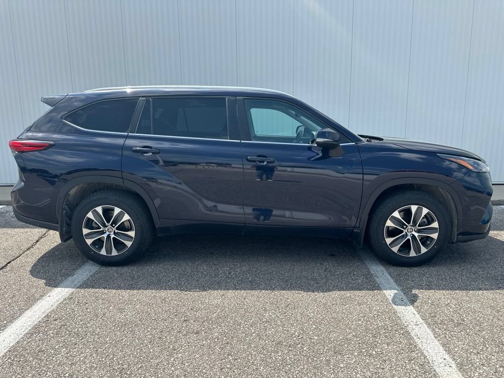 Used 2023 Toyota Highlander XLE AWD/4WD image 9