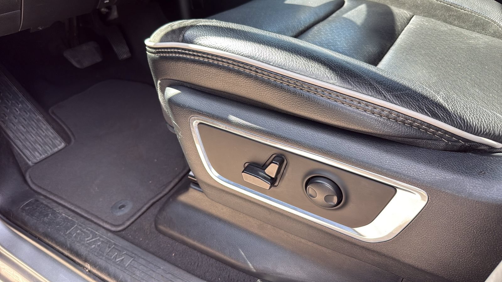 Used 2025 RAM 1500 Laramie AWD/4WD image 11