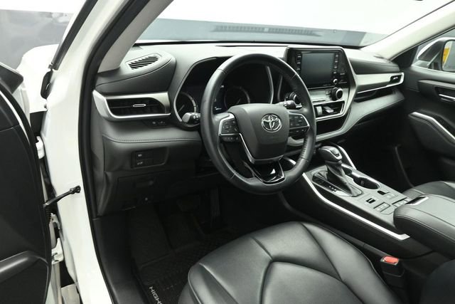 Used 2021 Toyota Highlander XLE AWD/4WD image 9