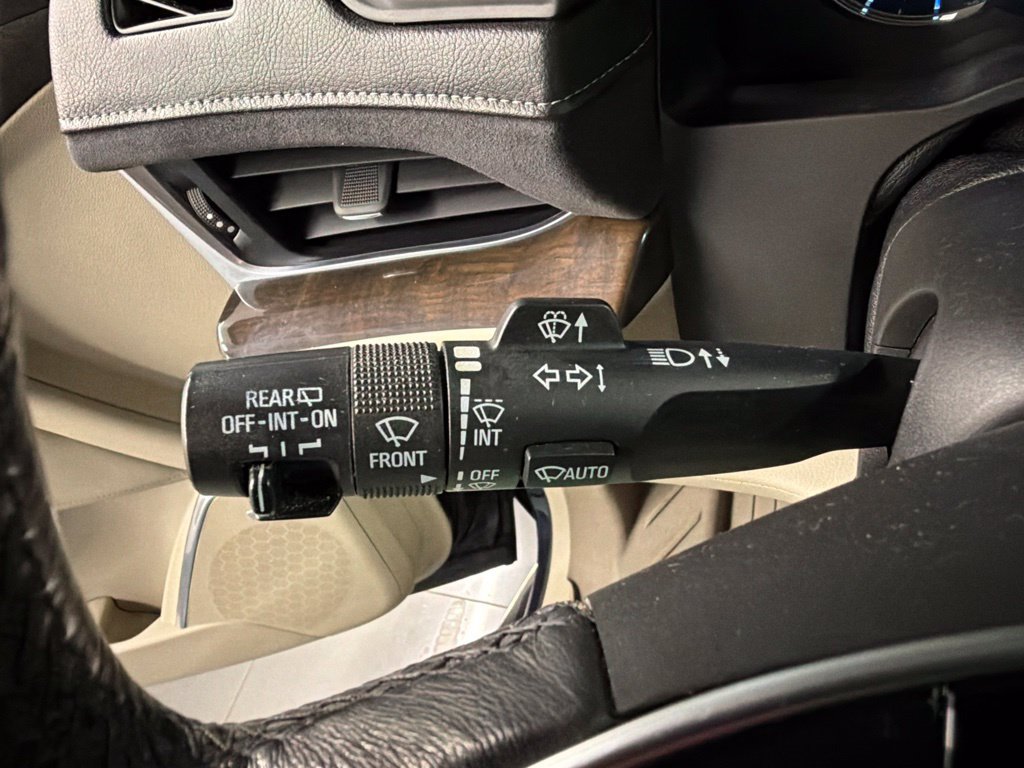 Used 2018 Cadillac Escalade Premium Luxury AWD/4WD image 18