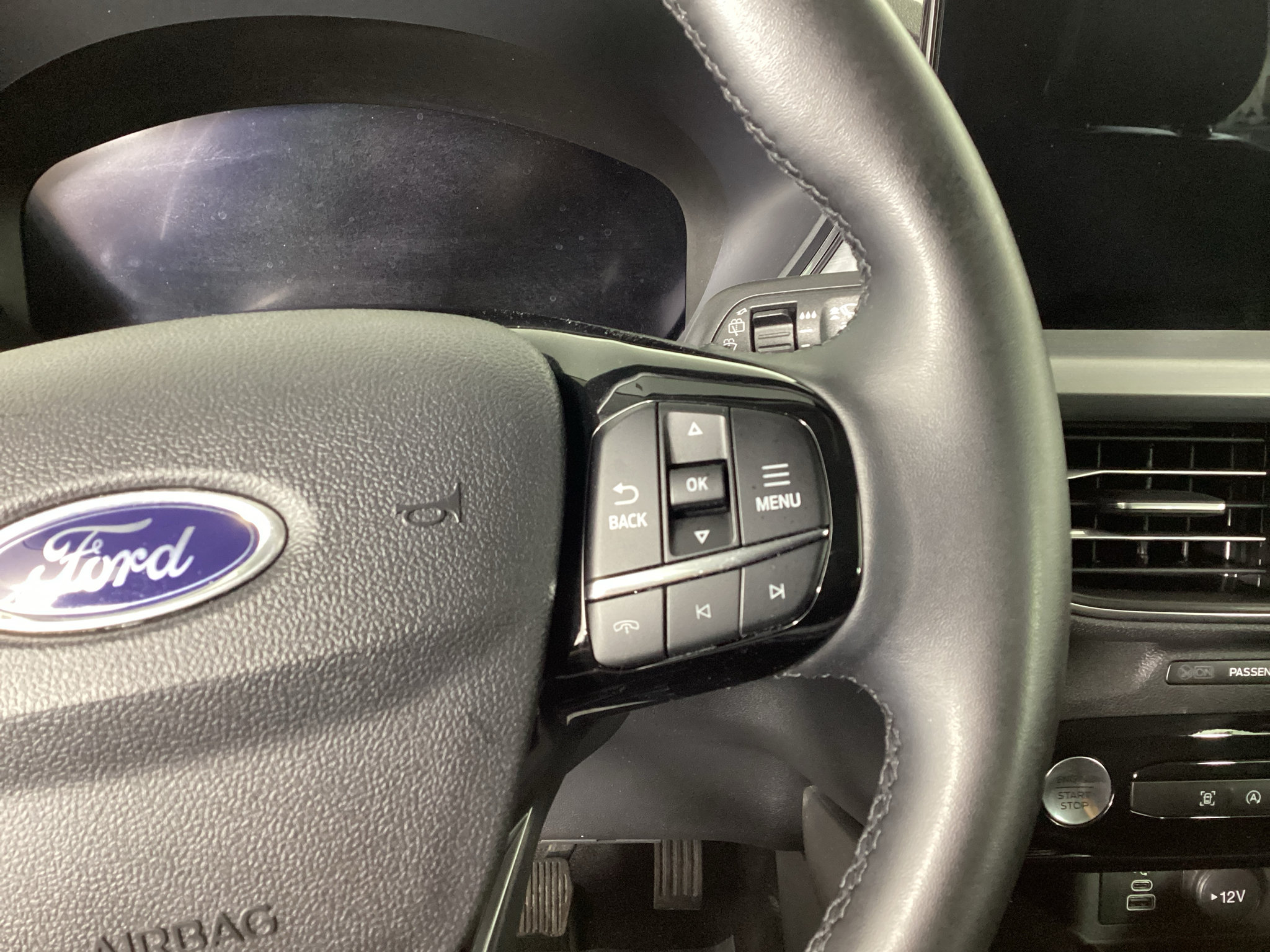 Certified 2025 Ford Escape Platinum AWD/4WD image 31