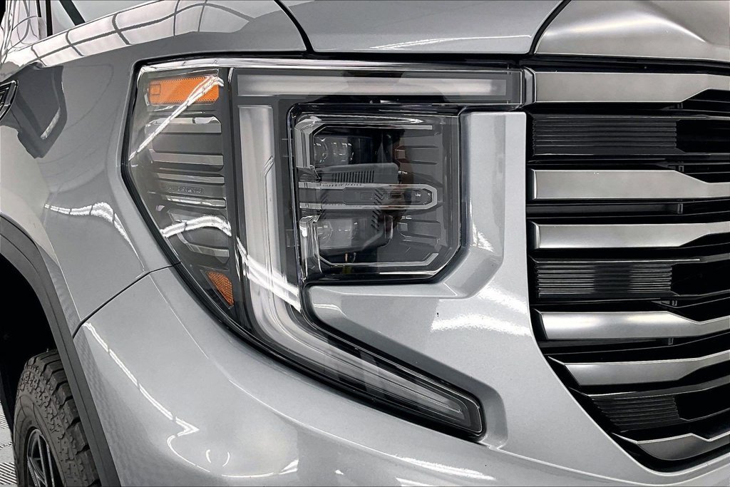Used 2024 GMC Sierra 1500 AT4 w/ Technology Package AWD/4WD image 30