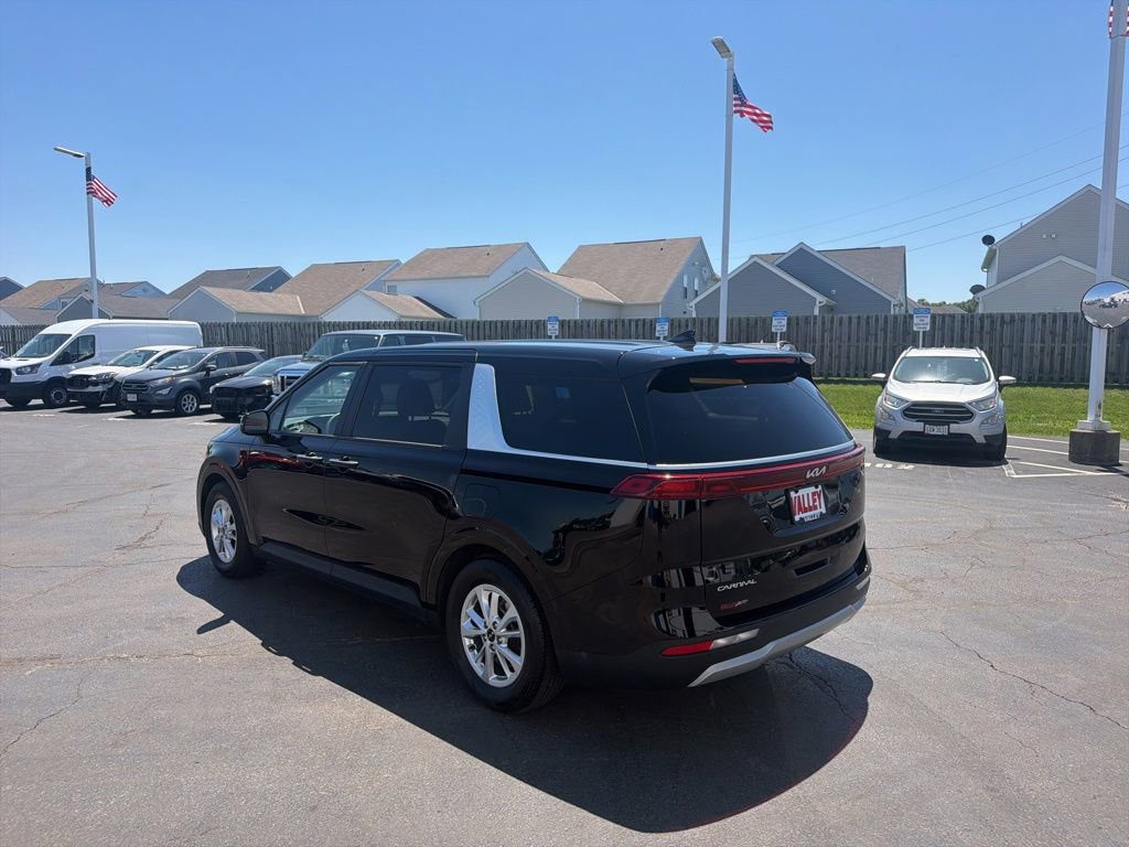 Used 2024 Kia Carnival LX FWD image 6
