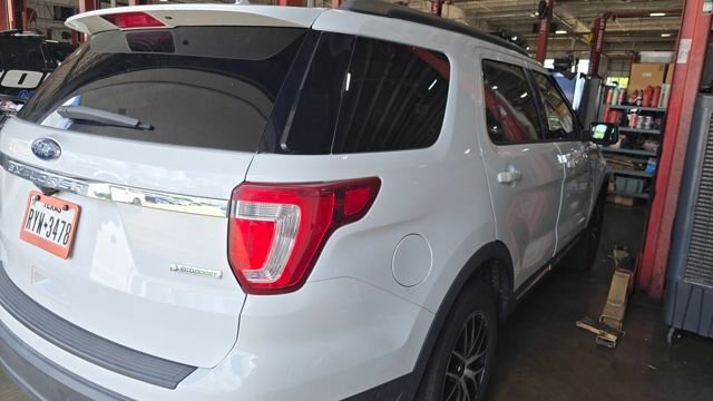 Certified 2019 Ford Explorer XLT w/ Equipment Group 202A FWD image 3