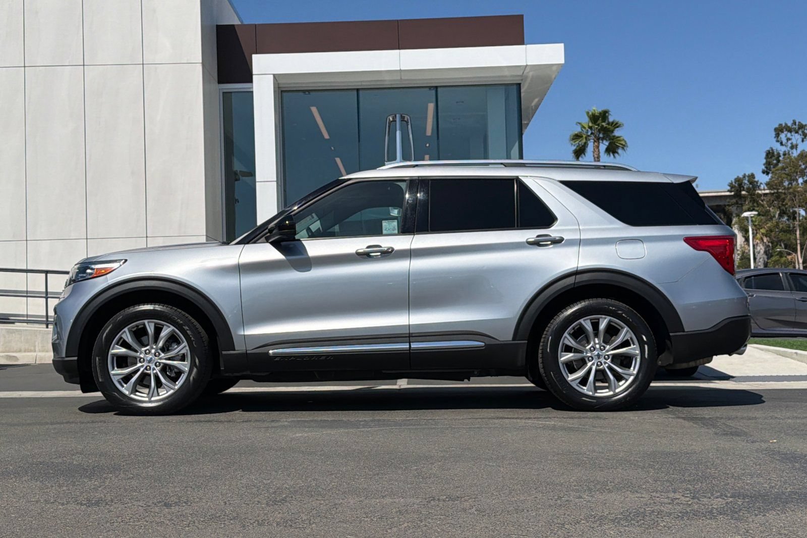 Certified 2023 Ford Explorer Limited RWD image 6