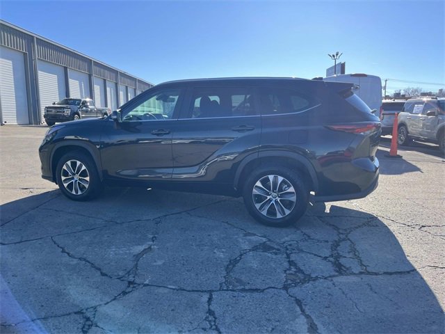 Used 2024 Toyota Highlander LE image 6