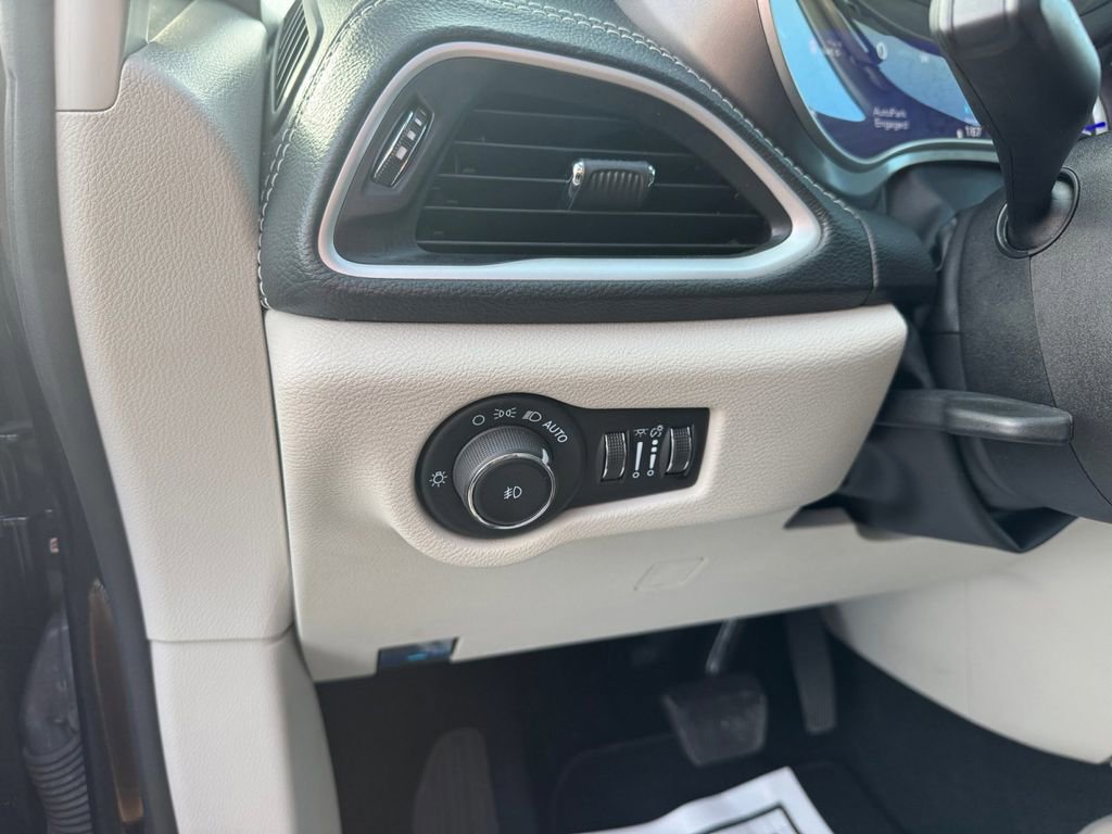 Used 2024 Chrysler Pacifica Limited FWD image 31