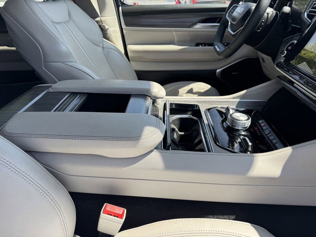 Used 2024 Jeep Wagoneer Series III AWD/4WD image 8