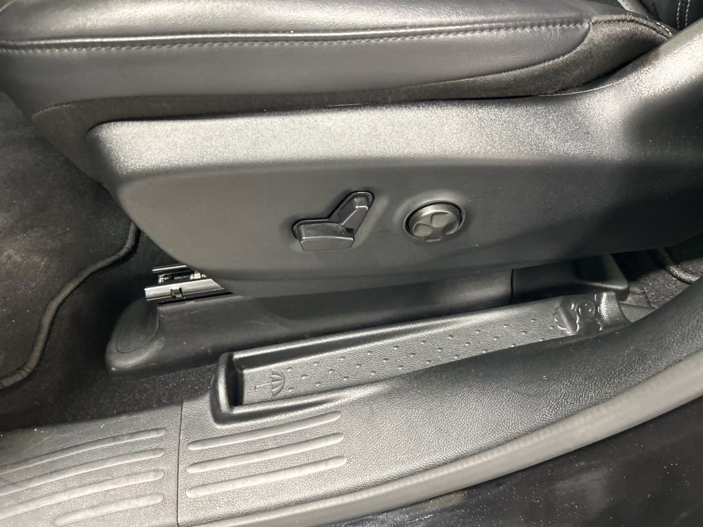 Used 2025 Chrysler Pacifica Select image 12