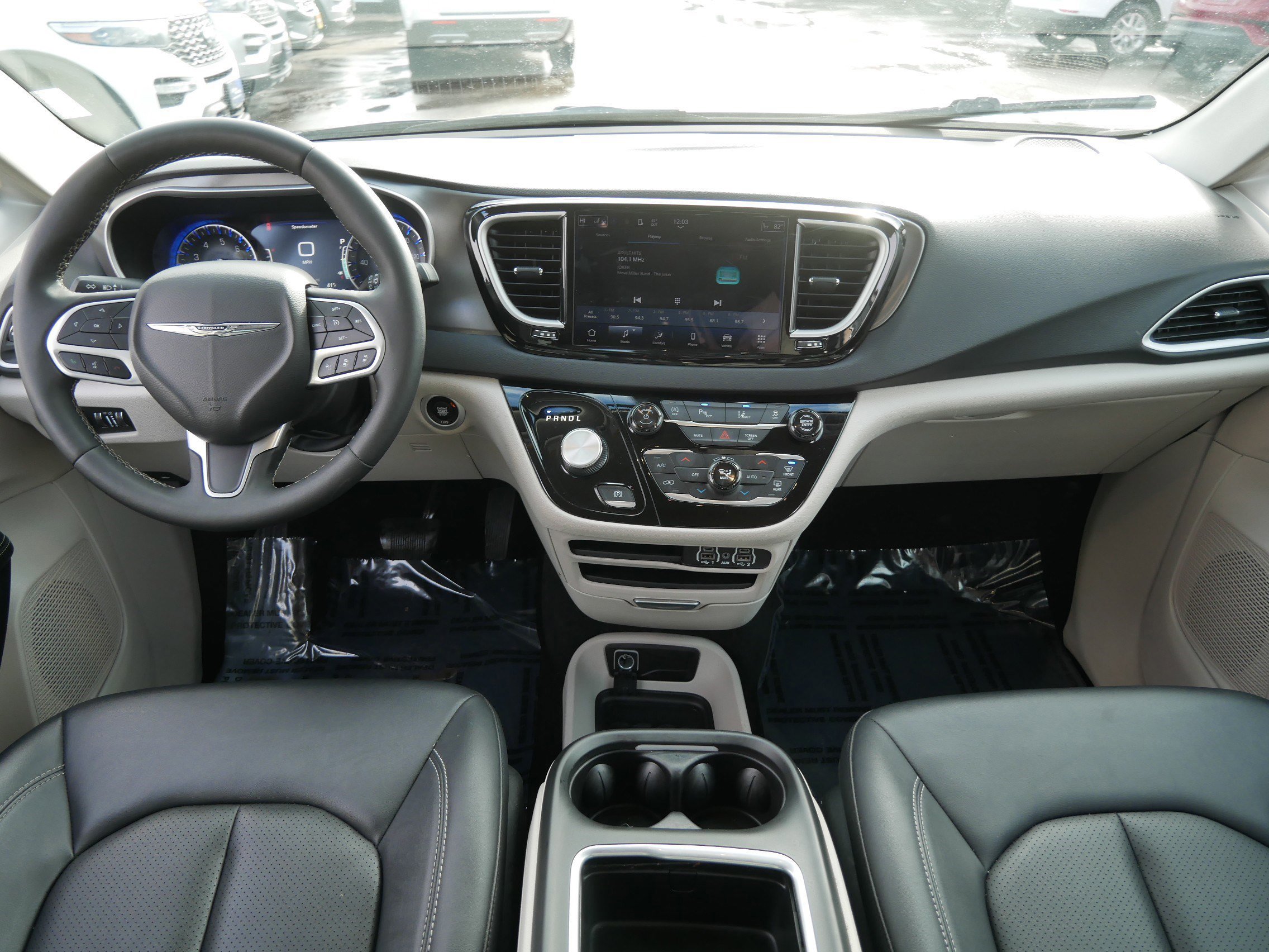 Used 2024 Chrysler Pacifica Touring-L image 10