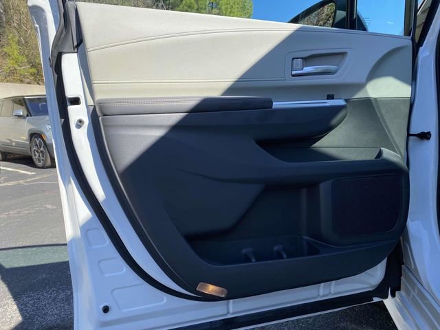 Used 2022 Toyota Sienna XLE image 19