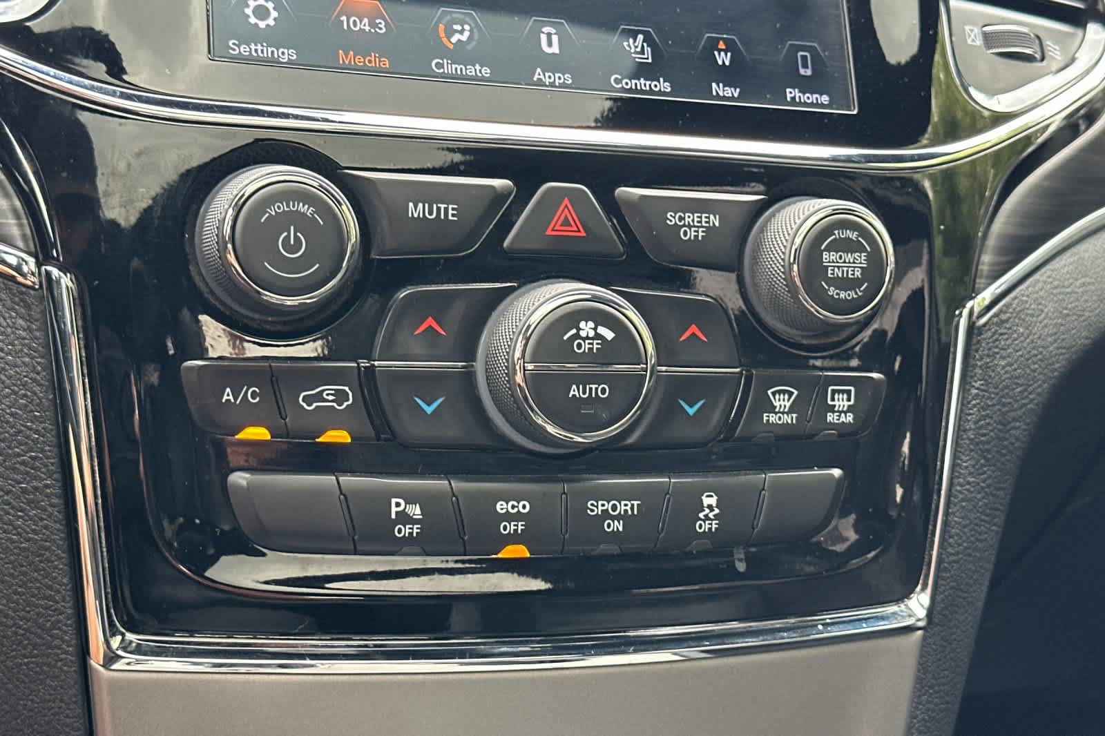Used 2019 Jeep Grand Cherokee Limited w/ Luxury Group II AWD/4WD image 21