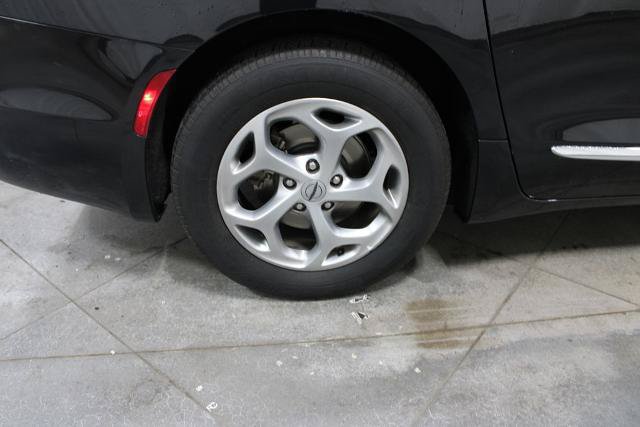 Used 2023 Chrysler Pacifica Limited FWD image 37