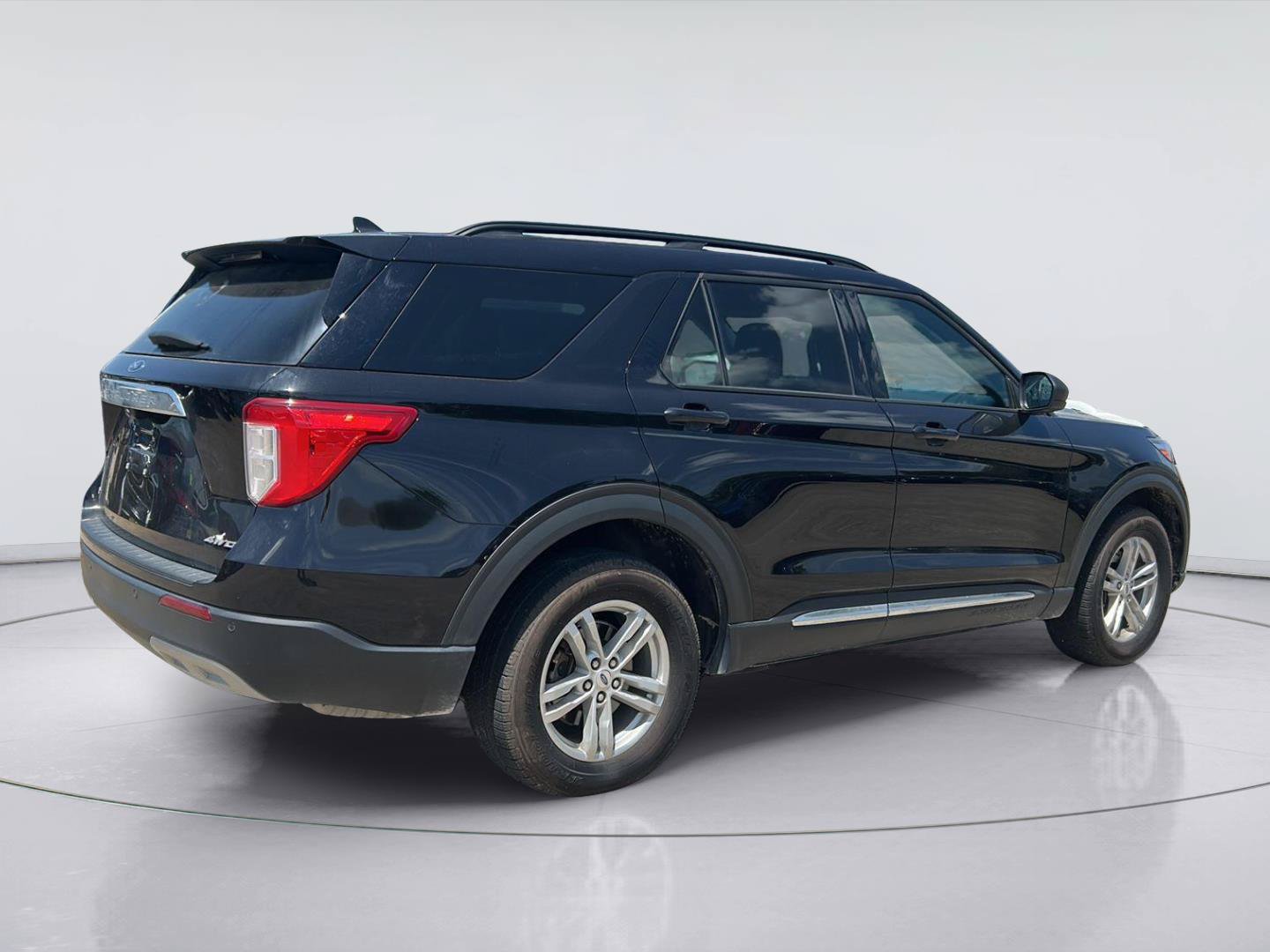 Certified 2023 Ford Explorer XLT w/ Equipment Group 202A AWD/4WD image 4