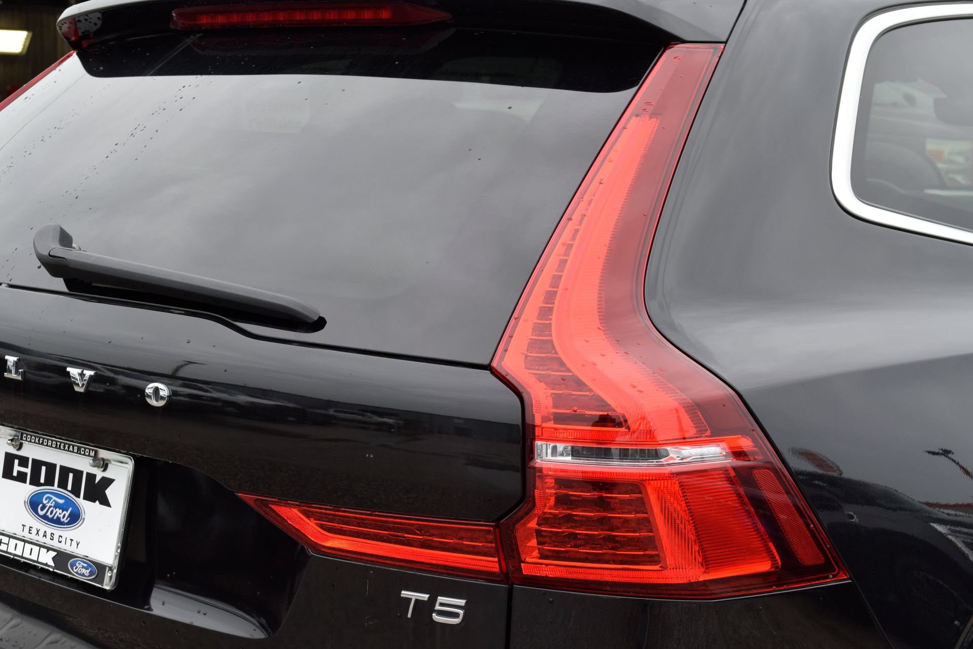 Used 2021 Volvo XC60 T5 Momentum w/ Premium Package FWD image 20