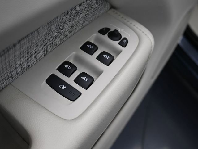 Used 2022 Volvo XC60 B5 Momentum image 15