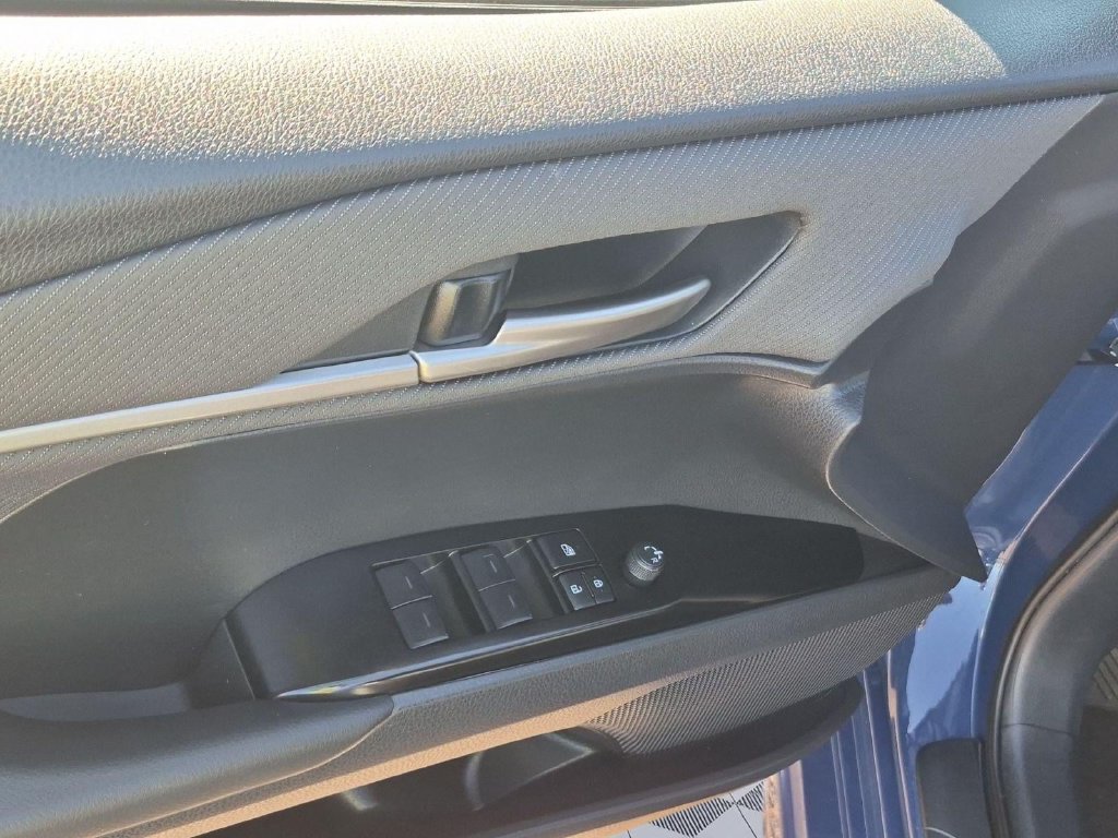 Used 2025 Toyota Camry SE FWD image 11