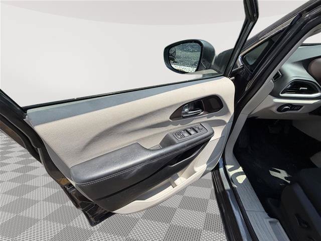 Used 2023 Chrysler Voyager LX FWD image 9