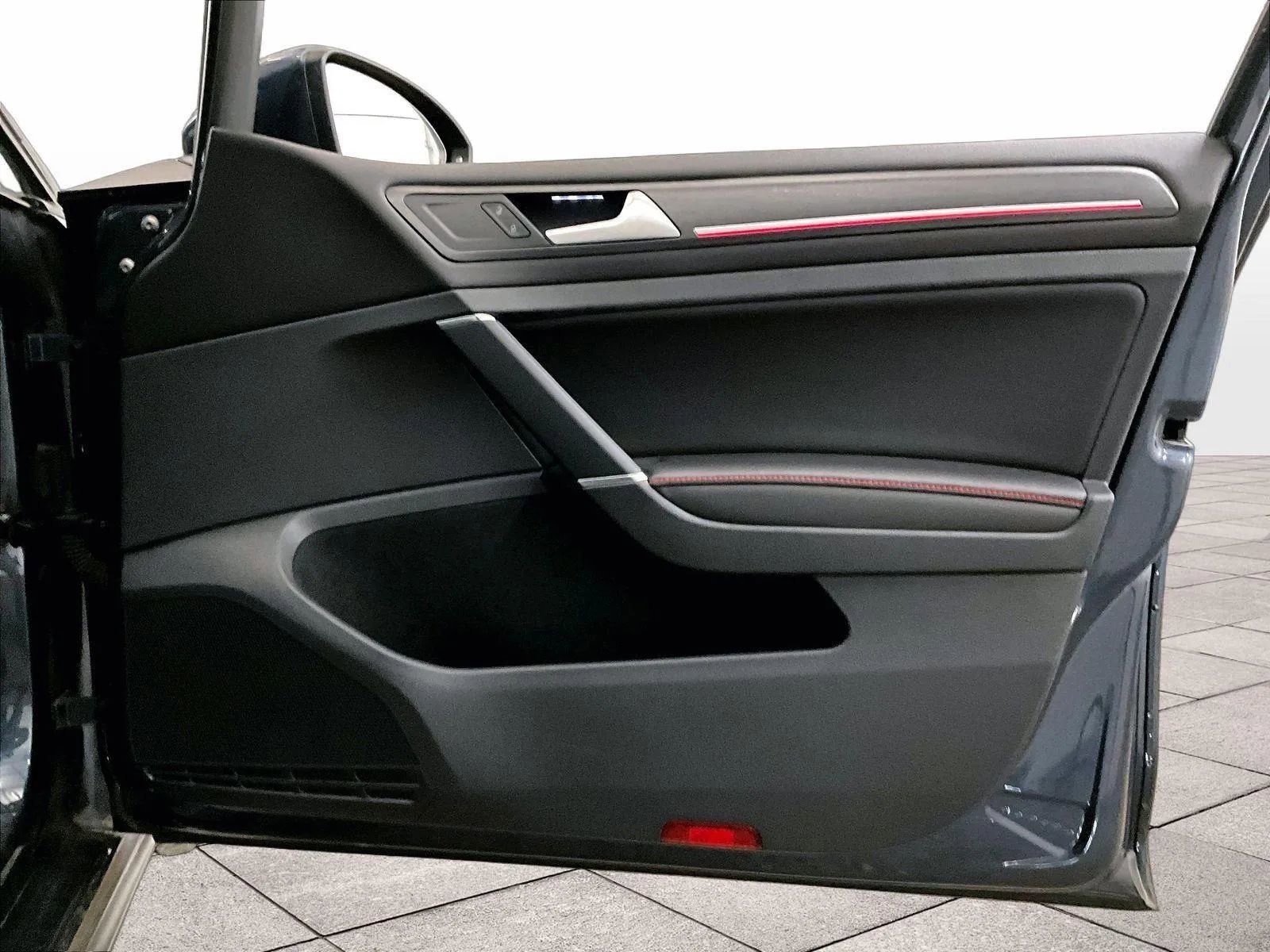 Used 2019 Volkswagen Golf S FWD image 23