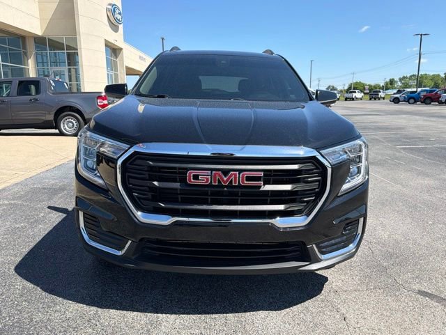 Used 2023 GMC Terrain SLE w/ Driver Convenience Package FWD image 2