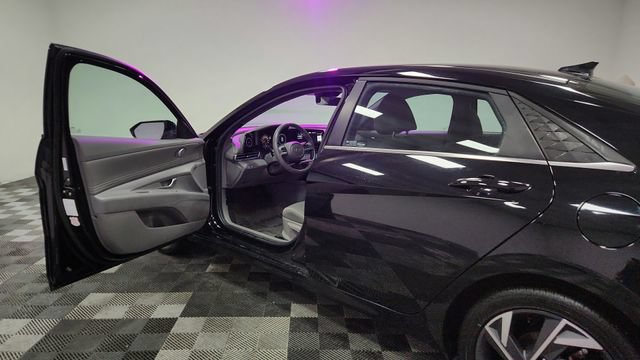 Used 2025 Hyundai Elantra SEL FWD image 17