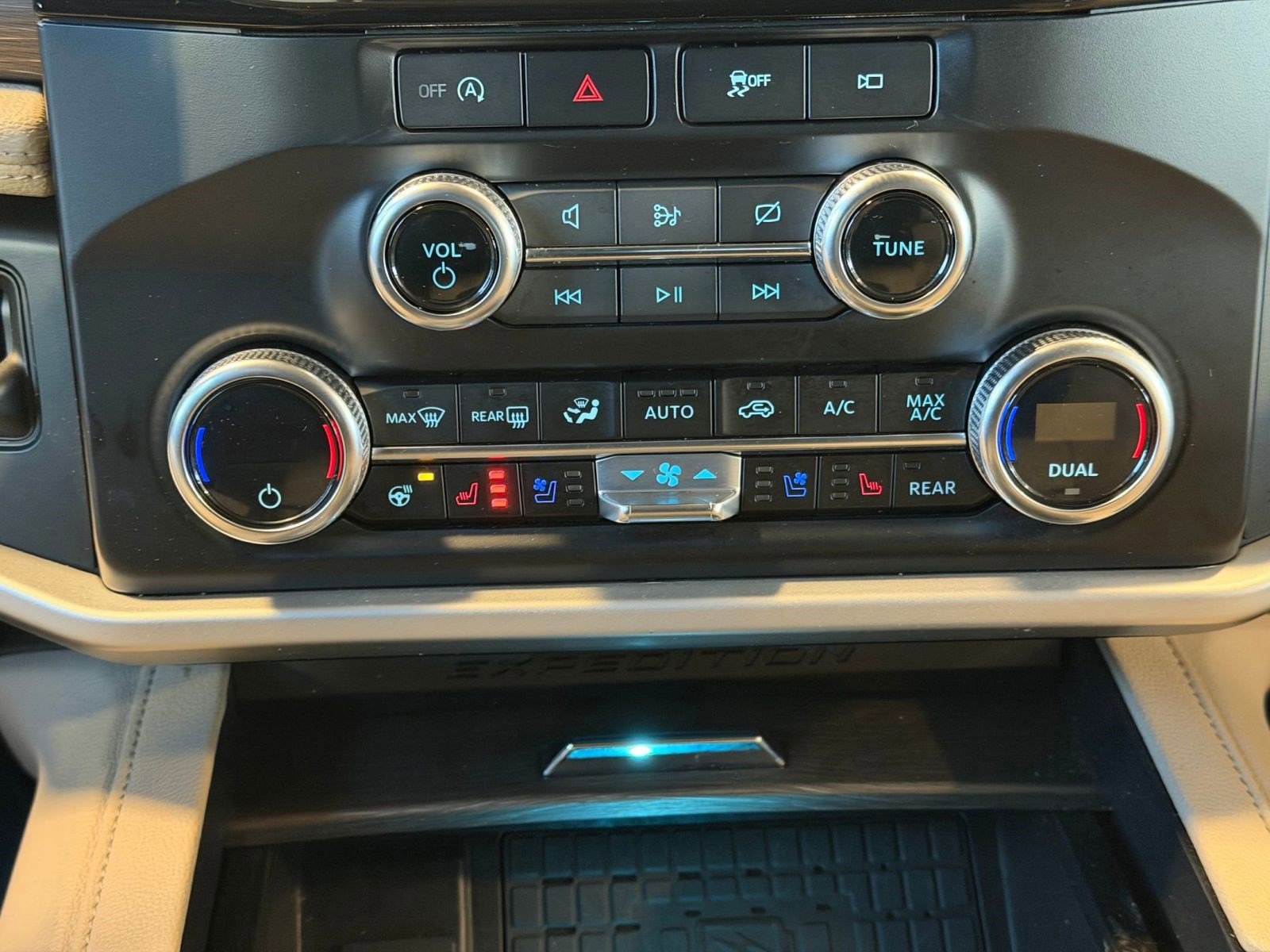 Certified 2024 Ford Expedition Limited image 28