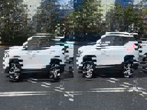 Used 2022 GMC Terrain SLE w/ Driver Convenience Package image 2