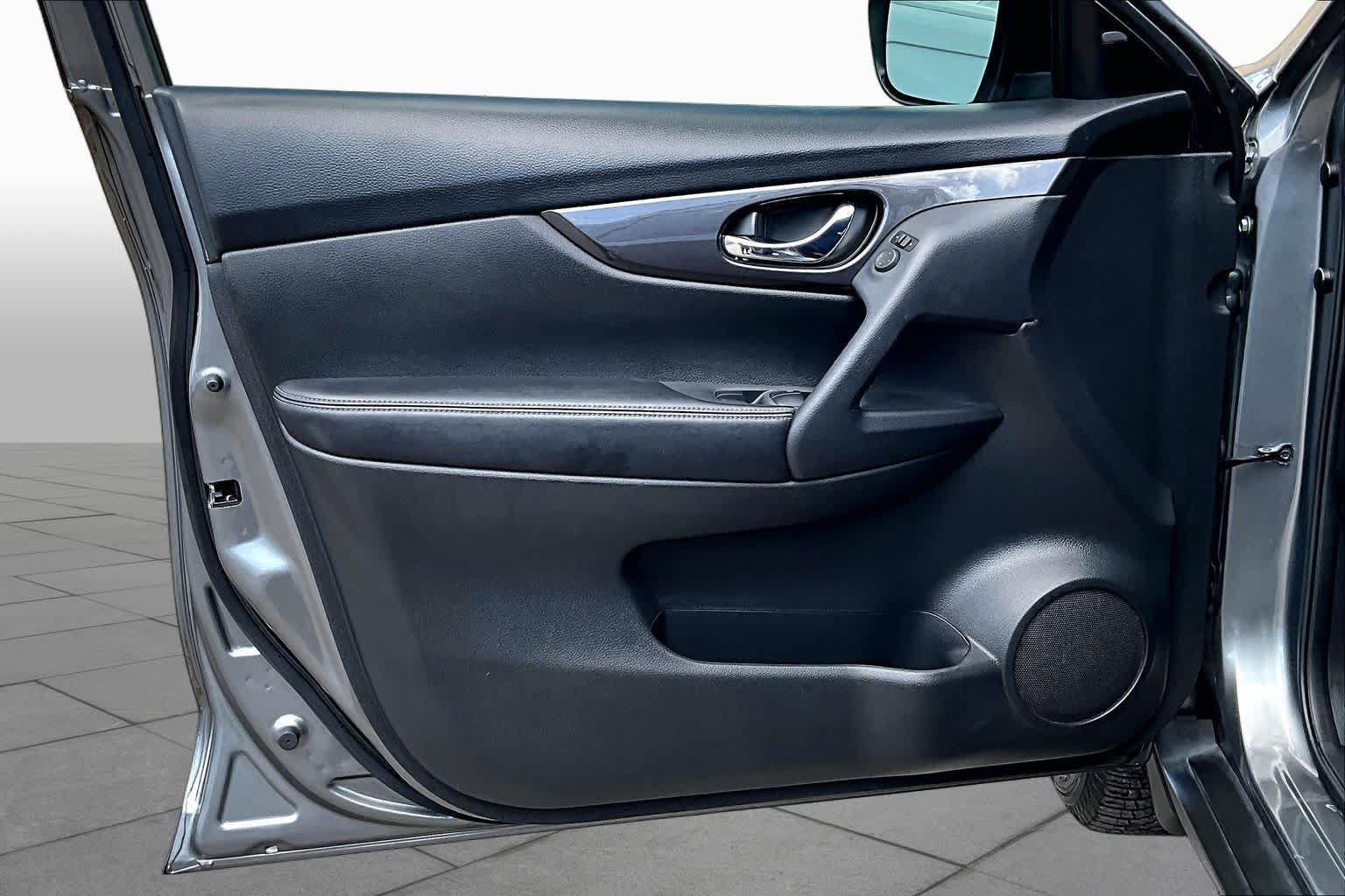Used 2020 Nissan Rogue SV FWD image 22