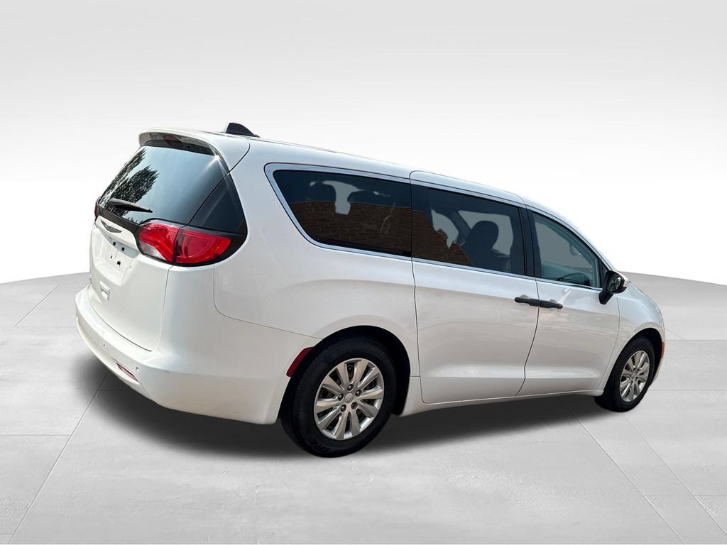 Used 2020 Chrysler Voyager L FWD image 8