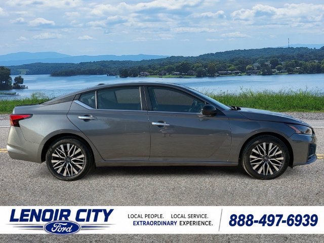 Used 2025 Nissan Altima 2.5 SV FWD image 2