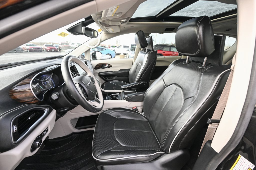 Used 2021 Chrysler Pacifica Limited w/ Uconnect Theater Family Group image 20