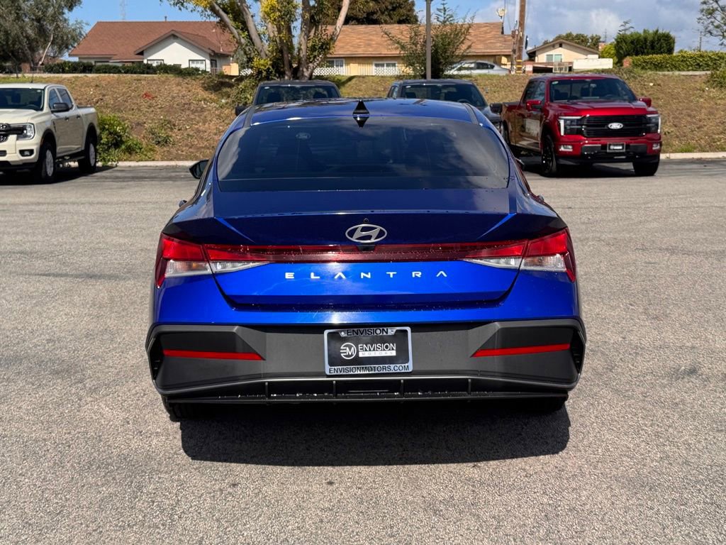 Used 2024 Hyundai Elantra SE FWD image 11