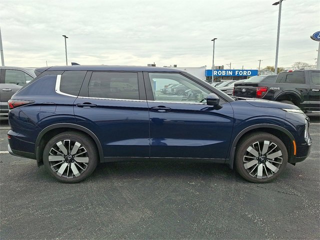 Used 2025 Mitsubishi Outlander SE image 2
