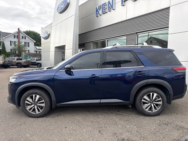 Used 2022 Nissan Pathfinder SL w/ Cargo Package AWD/4WD image 9