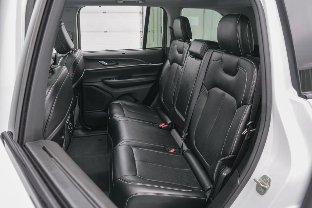 Used 2023 Jeep Grand Cherokee Limited w/ Luxury Tech Group II AWD/4WD image 19