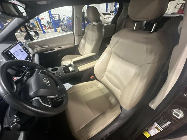 Used 2023 Toyota Sienna XLE FWD image 17
