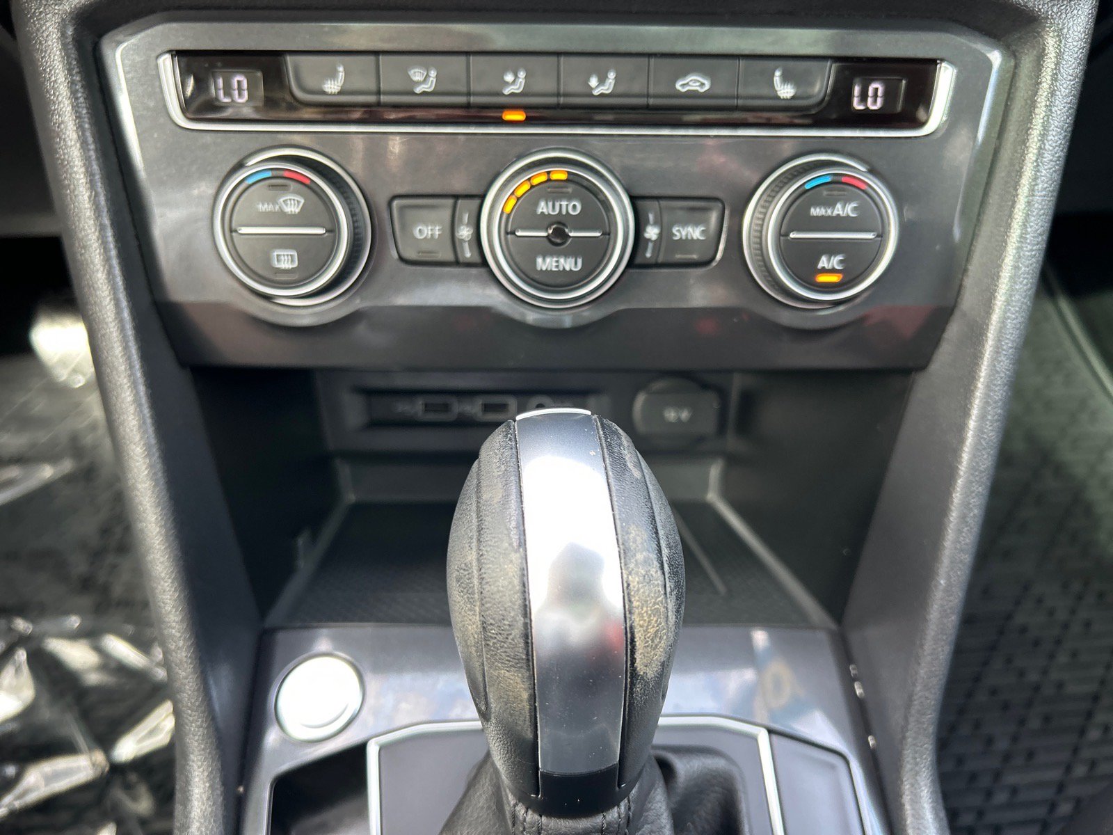 Used 2020 Volkswagen Tiguan SE w/ Panoramic Sunroof Package AWD/4WD image 28