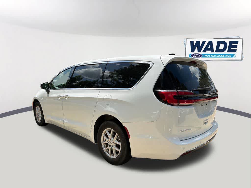 Used 2023 Chrysler Pacifica Touring-L FWD image 7