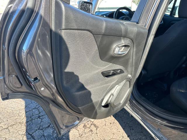 Used 2020 Jeep Renegade Latitude w/ Cold Weather Group image 29