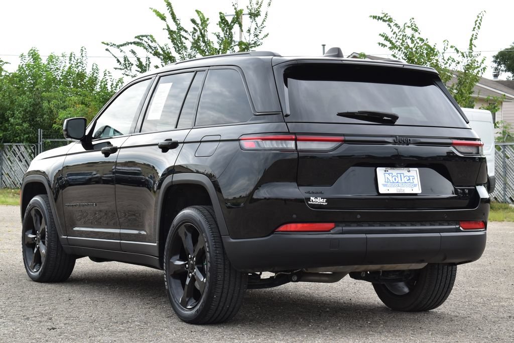 Used 2023 Jeep Grand Cherokee Altitude AWD/4WD image 9